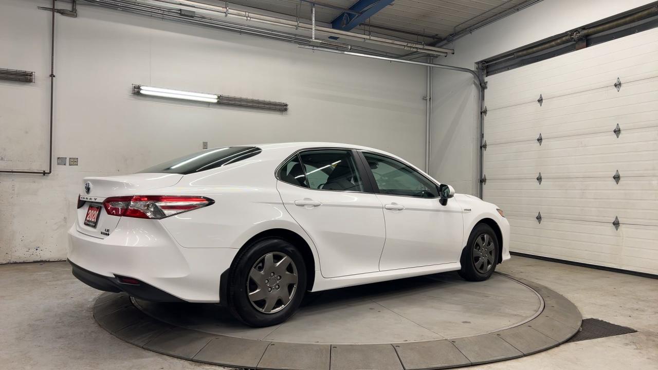 2020 Toyota Camry HYBRID ONLY 32,000KMS!! | HTD SEATS | CARPLAY | AUTO Photo3