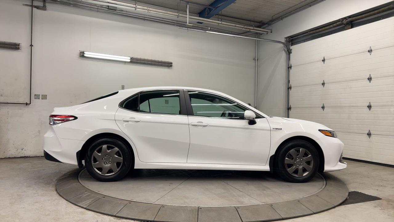 2020 Toyota Camry HYBRID ONLY 32,000KMS!! | HTD SEATS | CARPLAY | AUTO Photo4