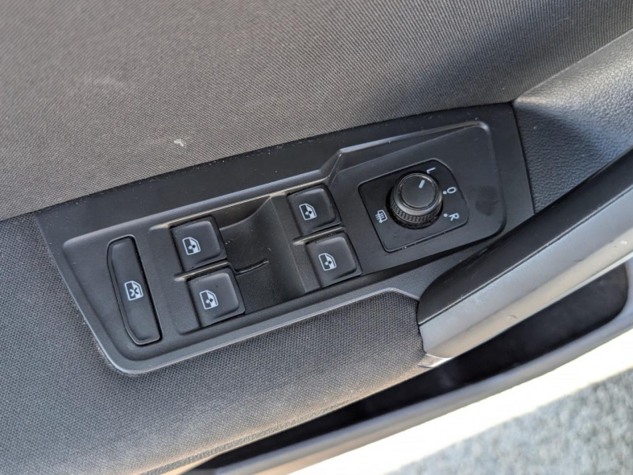 2020 Volkswagen Tiguan Trendline  **BLIND SPOT - APPLE CP** Photo
