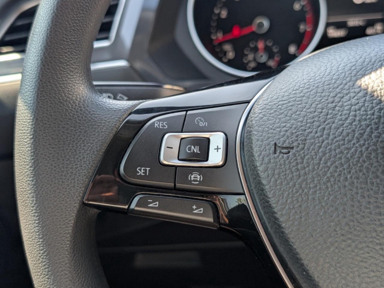 2020 Volkswagen Tiguan Trendline  **BLIND SPOT - APPLE CP** Photo