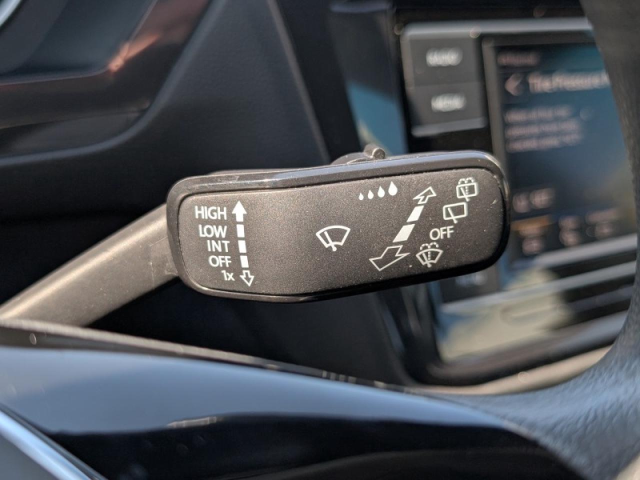 2020 Volkswagen Tiguan Trendline  **BLIND SPOT - APPLE CP** Photo
