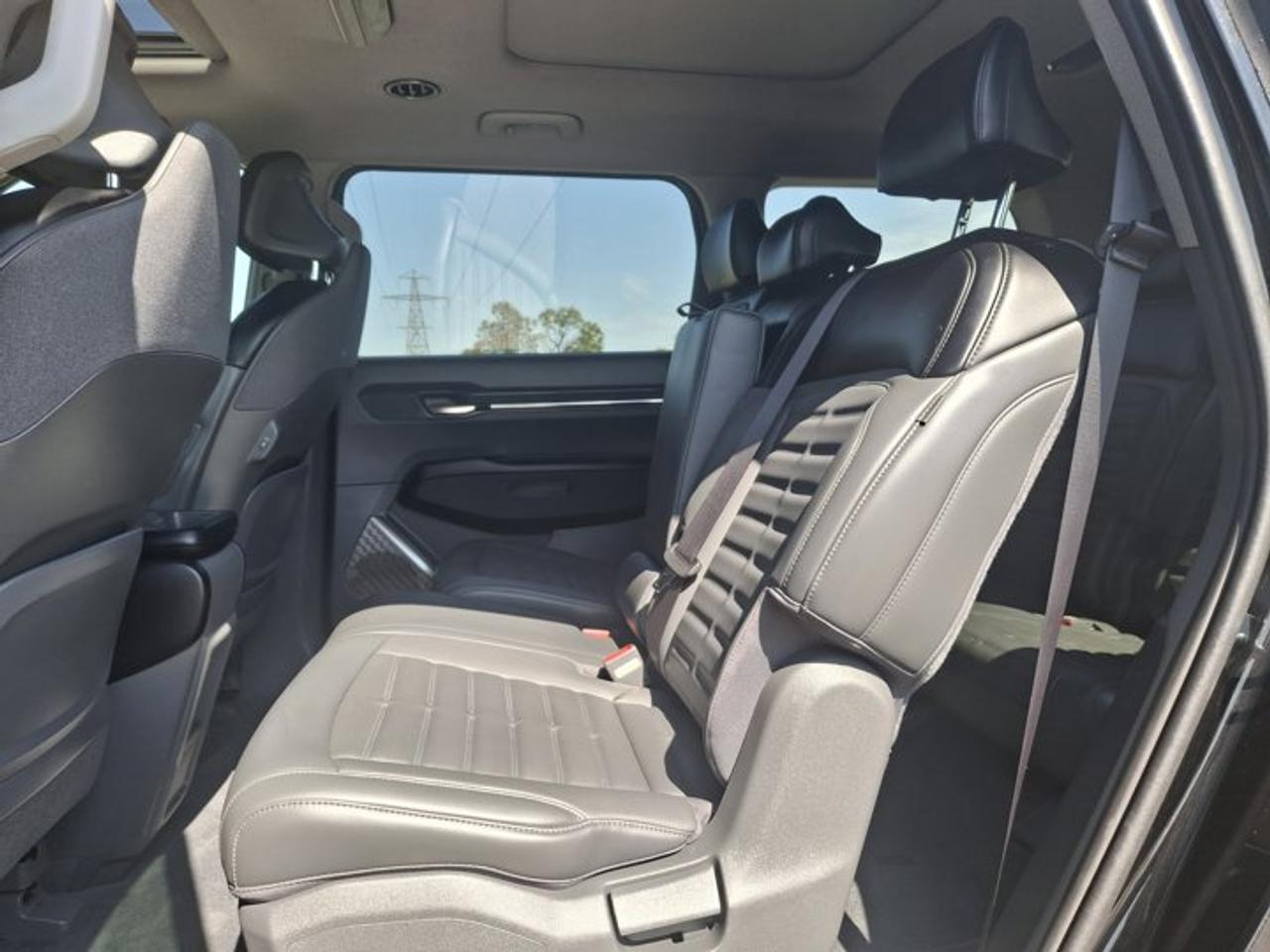 2025 Kia EV9 Land w/Plus Pkg AWD | 7 Passenger | Leather | Dual Sunroof | Adaptive Cruise | and Much More ! Photo