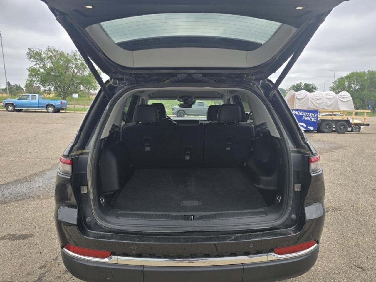 2023 Jeep Grand Cherokee Limited Photo3