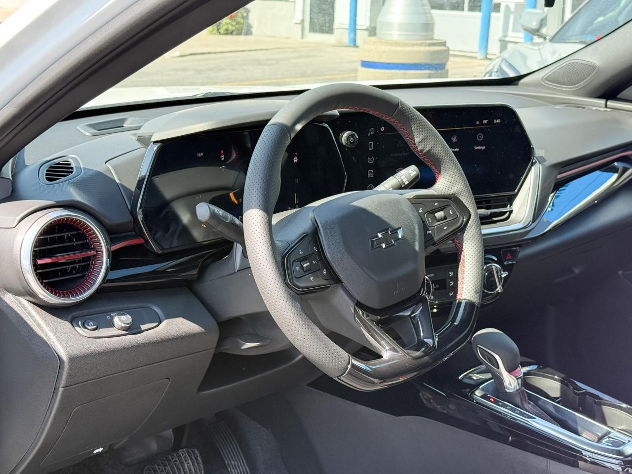 2025 Chevrolet Trax 2RS 1.2L 3 CYL WITH REMOTE START/ENTRY, HEATED SEATS, HEATED STEERING WHEEL, APPLE CARPLAY AND ANDROID AUTO Photo