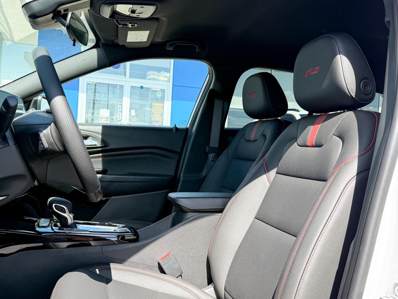 2025 Chevrolet Trax 2RS 1.2L 3 CYL WITH REMOTE START/ENTRY, HEATED SEATS, HEATED STEERING WHEEL, APPLE CARPLAY AND ANDROID AUTO Photo