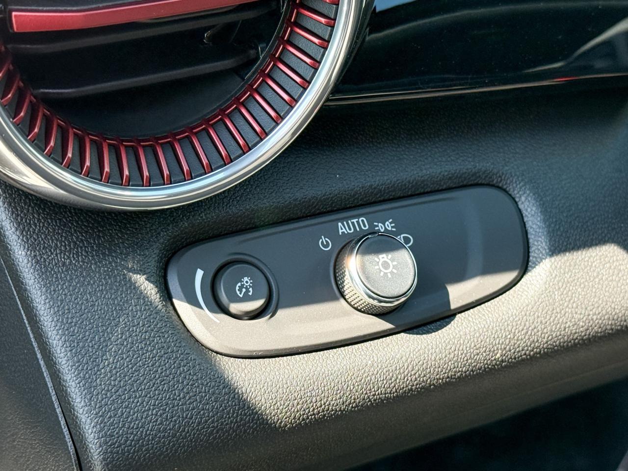 2025 Chevrolet Trax 2RS 1.2L 3 CYL WITH REMOTE START/ENTRY, HEATED SEATS, HEATED STEERING WHEEL, APPLE CARPLAY AND ANDROID AUTO Photo