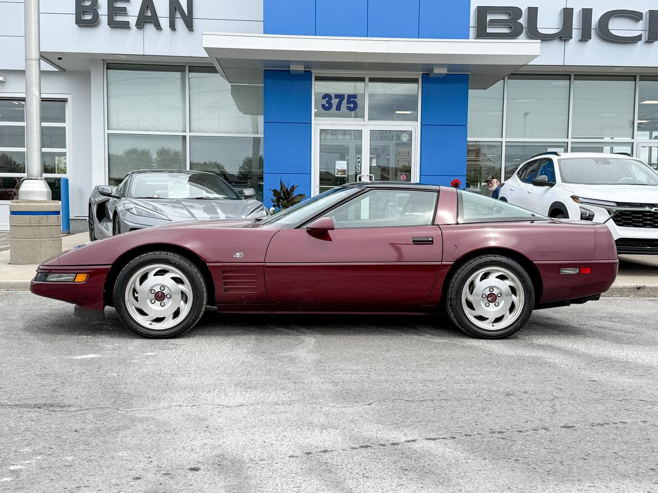 1993 Chevrolet Corvette 40TH ANNIVERSARY COUPE AUTO 40th ANNIVERSARY 1LT COUPE, AUTOMATIC, CLEAN CARFAX - SUPER CLEAN CORVETTE! Photo1