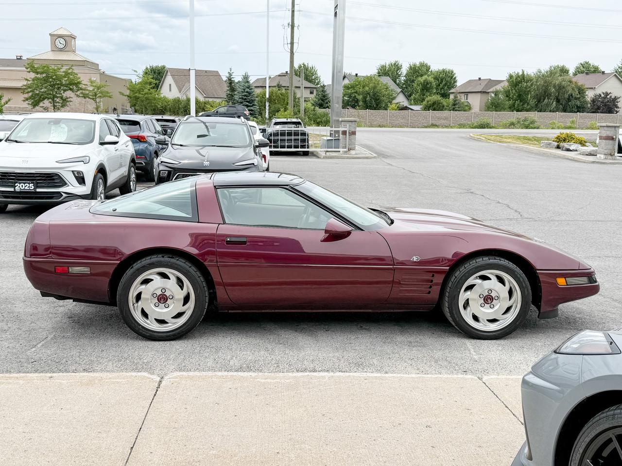 1993 Chevrolet Corvette 40TH ANNIVERSARY COUPE AUTO 40th ANNIVERSARY 1LT COUPE, AUTOMATIC, CLEAN CARFAX - SUPER CLEAN CORVETTE! Photo