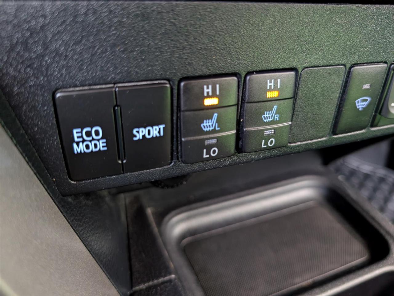 2018 Toyota RAV4 LE - REVERSE CAM - HTD SEATS - TECH FEATS