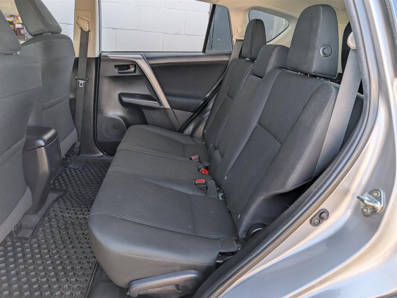 2018 Toyota RAV4 LE - REVERSE CAM - HTD SEATS - TECH FEATS