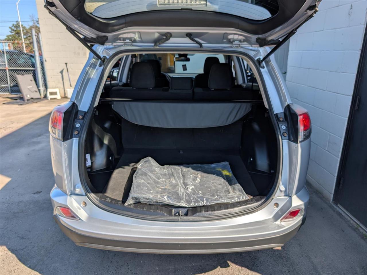 2018 Toyota RAV4 LE - REVERSE CAM - HTD SEATS - TECH FEATS