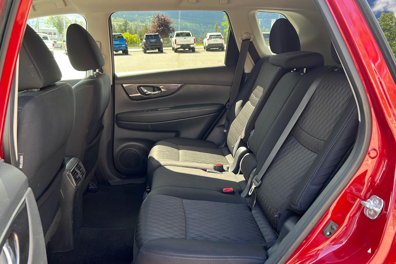 2018 Nissan Rogue SV Photo