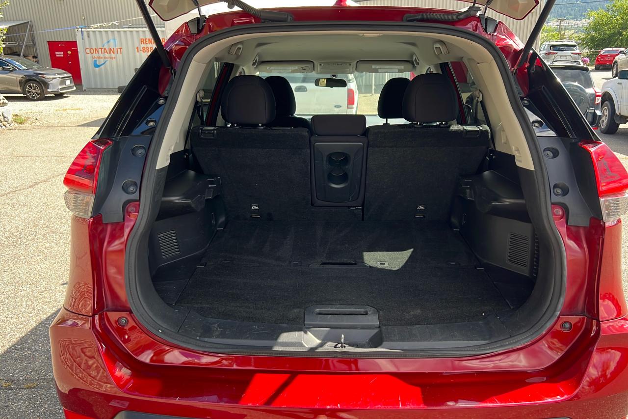 2018 Nissan Rogue SV Photo