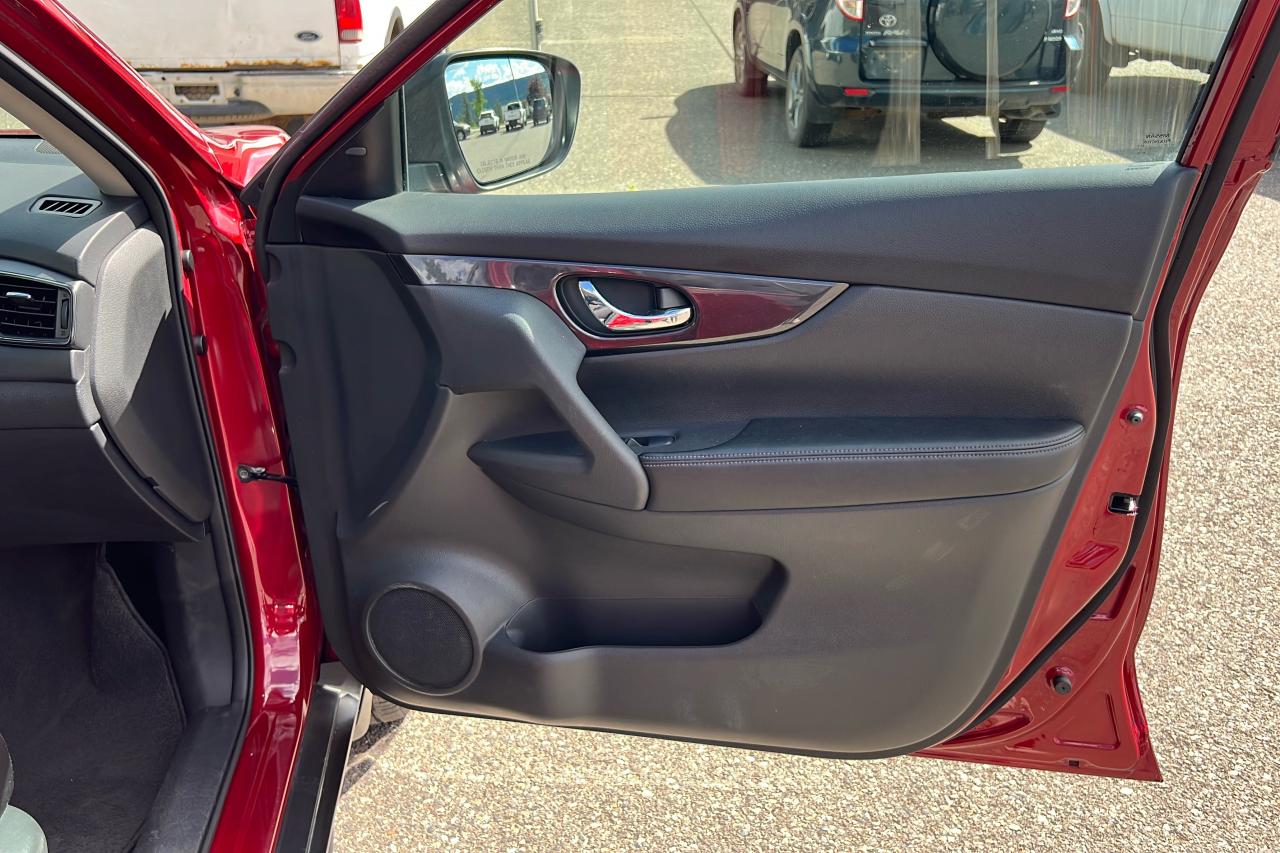 2018 Nissan Rogue SV Photo