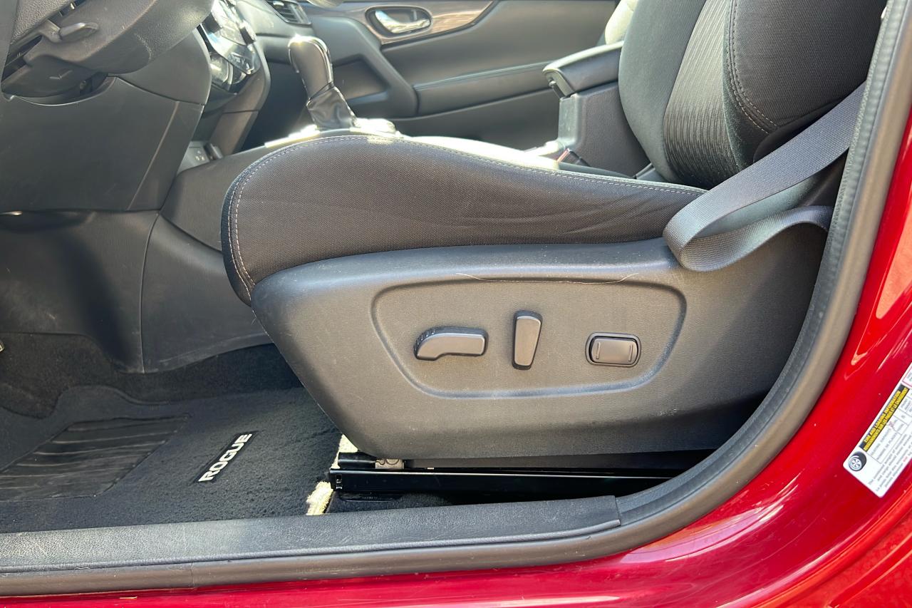 2018 Nissan Rogue SV Photo