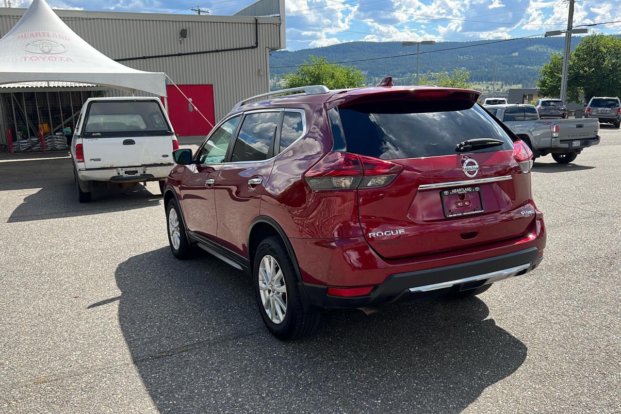 2018 Nissan Rogue SV Photo4