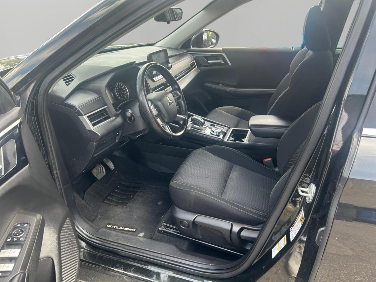 2022 Mitsubishi Outlander SE Photo2