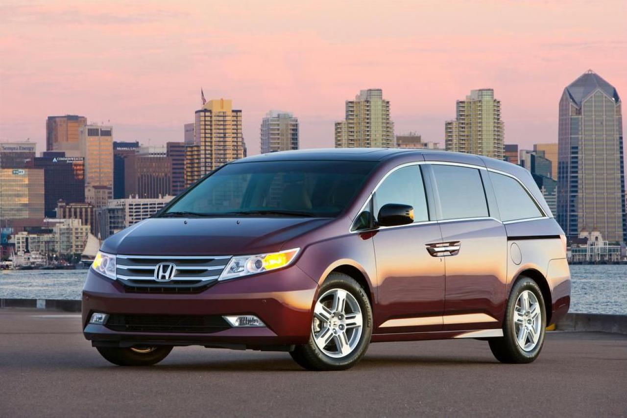 Used 2013 Honda Odyssey TOURING/ LOADED / REAR CAM / NAVI / LEATHER / MINT for sale in Scarborough, ON