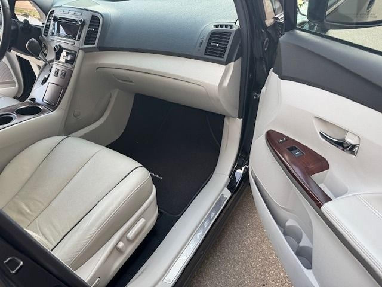 2010 Toyota Venza 4dr Wgn V6 AWD only 59000km,1 owner,accident free - Photo #14