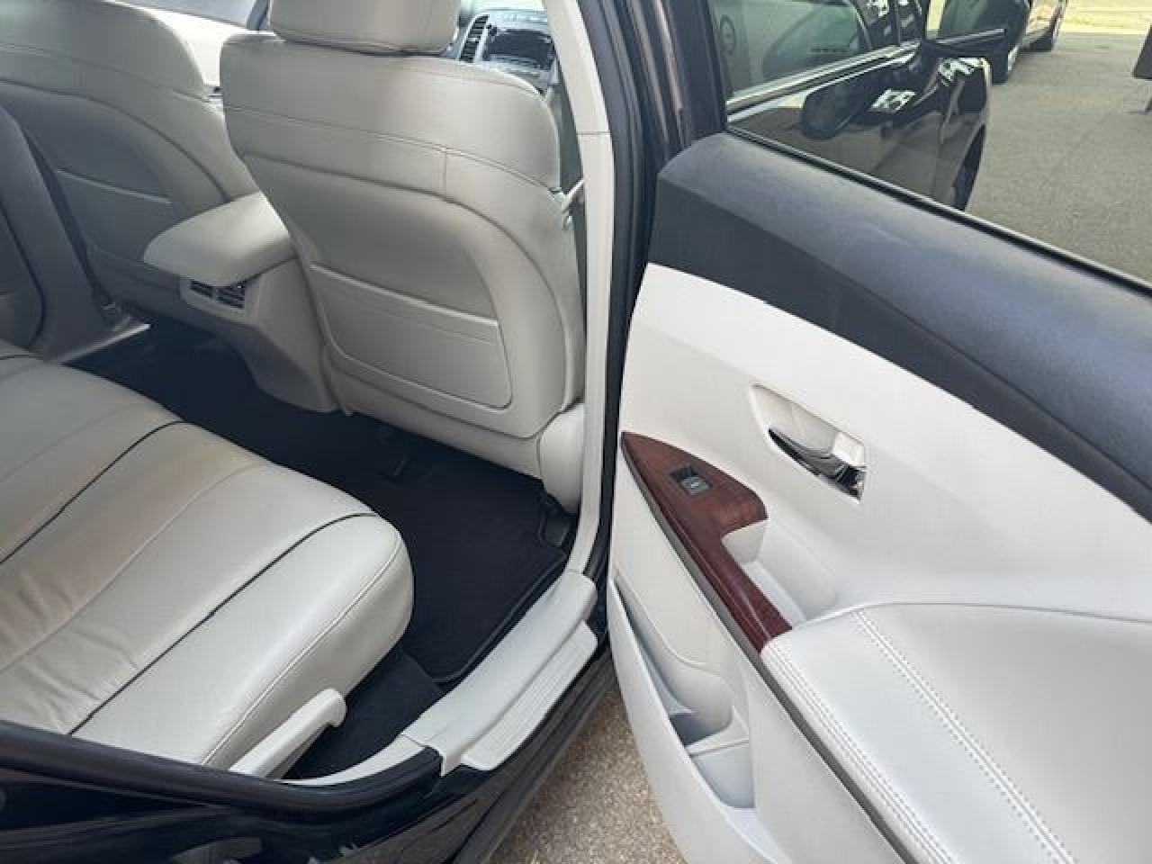 2010 Toyota Venza 4dr Wgn V6 AWD only 59000km,1 owner,accident free - Photo #15