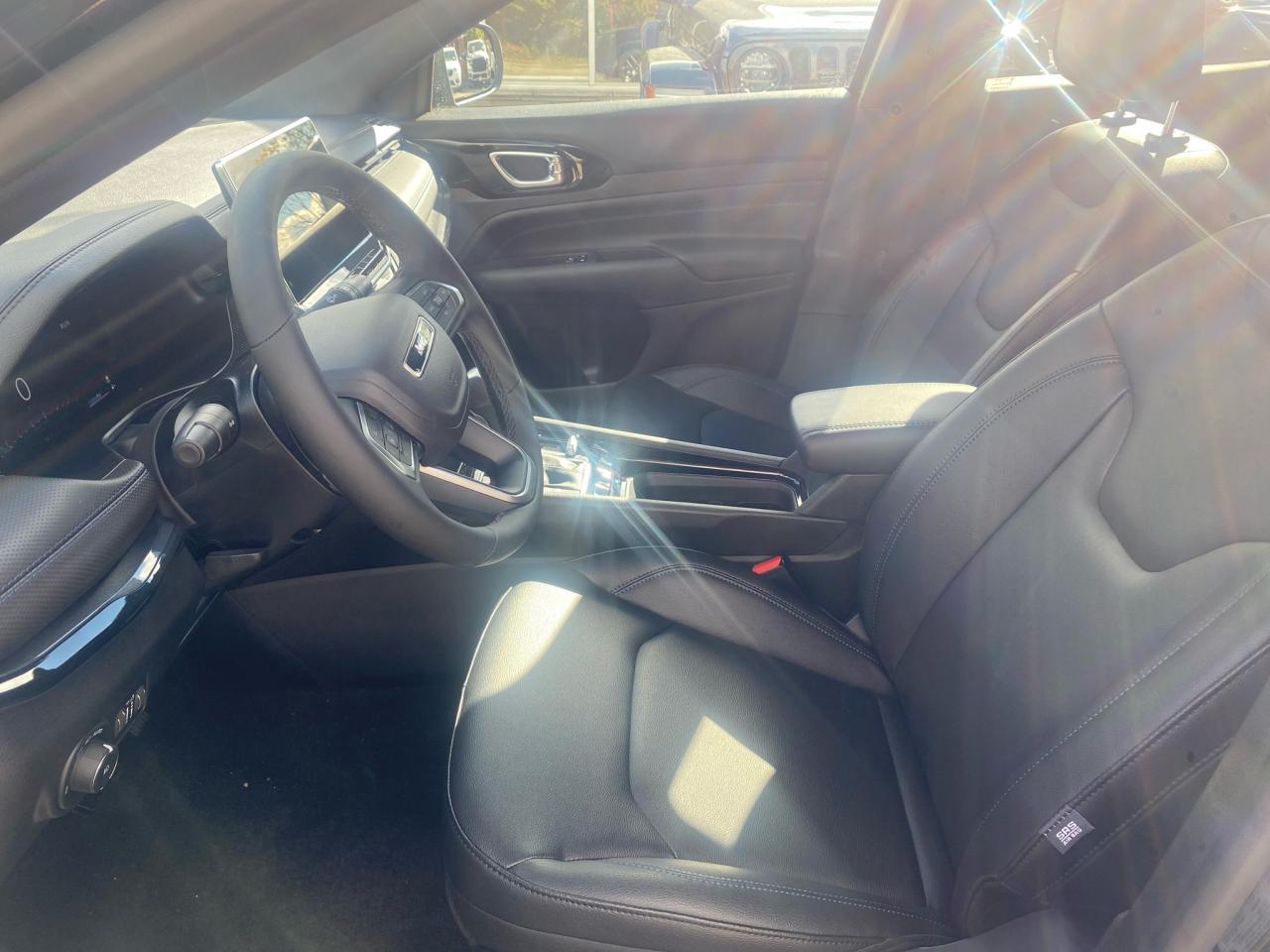 2026 Jeep Compass Limited SUNROOF, NAV, LEATHER, REMOTE START Photo