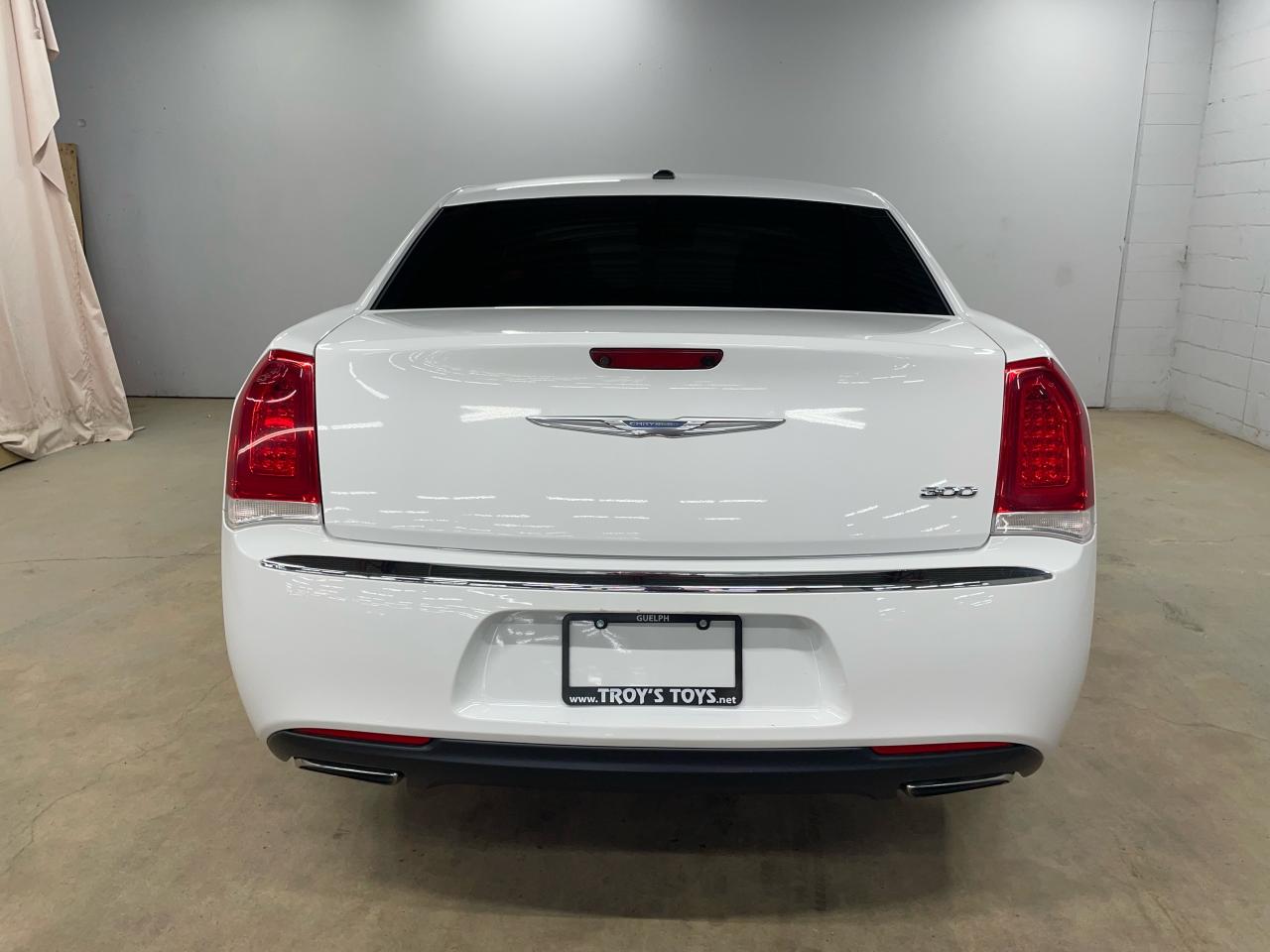 2017 Chrysler 300 4dr Sdn Touring RWD Photo26