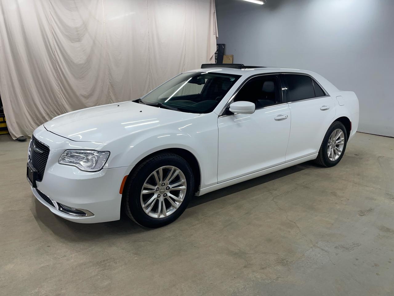 2017 Chrysler 300 4dr Sdn Touring RWD Photo3