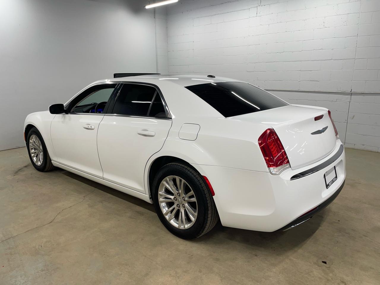 2017 Chrysler 300 4dr Sdn Touring RWD Photo4