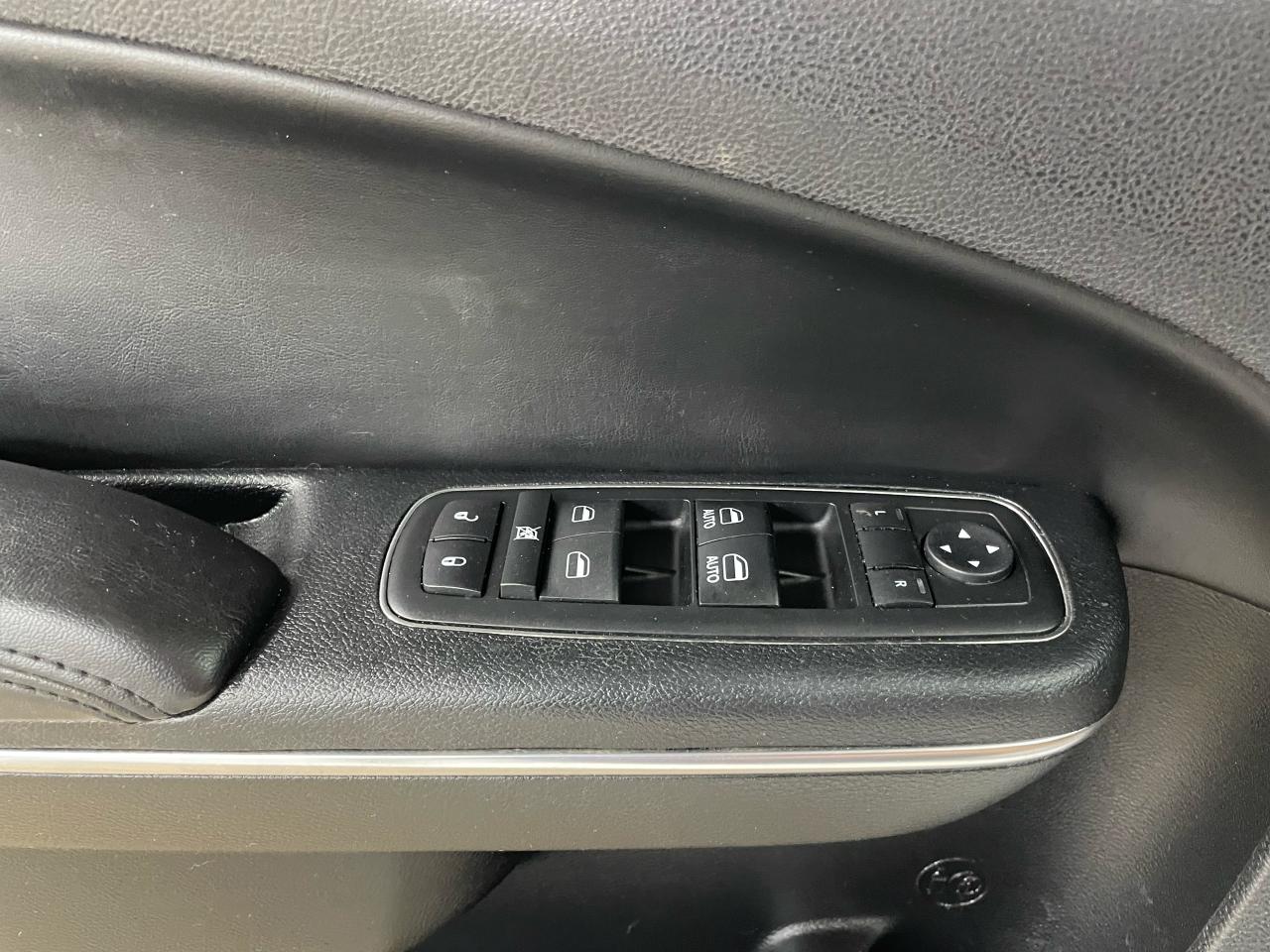 2017 Chrysler 300 4dr Sdn Touring RWD Photo19
