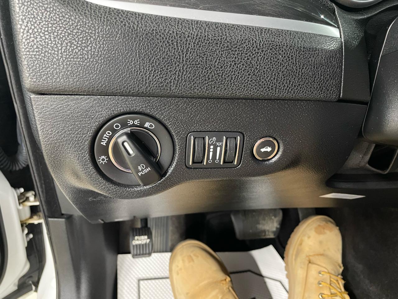2017 Chrysler 300 4dr Sdn Touring RWD Photo18