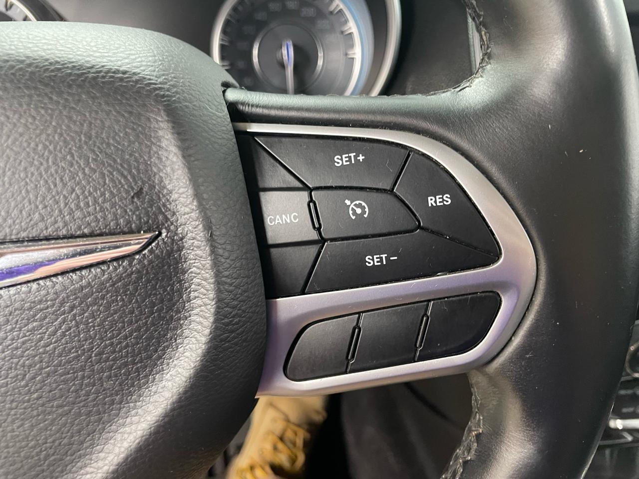 2017 Chrysler 300 4dr Sdn Touring RWD Photo10