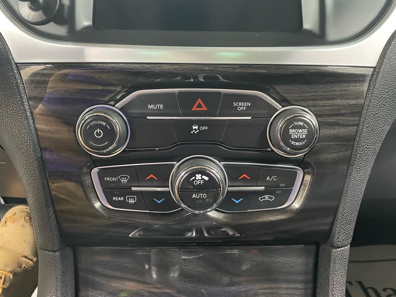 2017 Chrysler 300 4dr Sdn Touring RWD Photo12