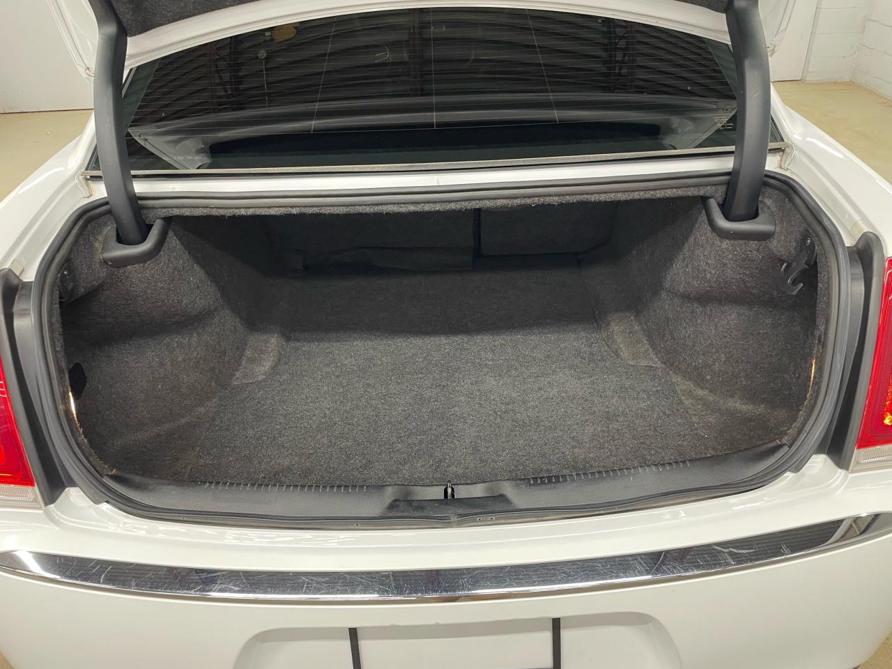 2017 Chrysler 300 4dr Sdn Touring RWD Photo27