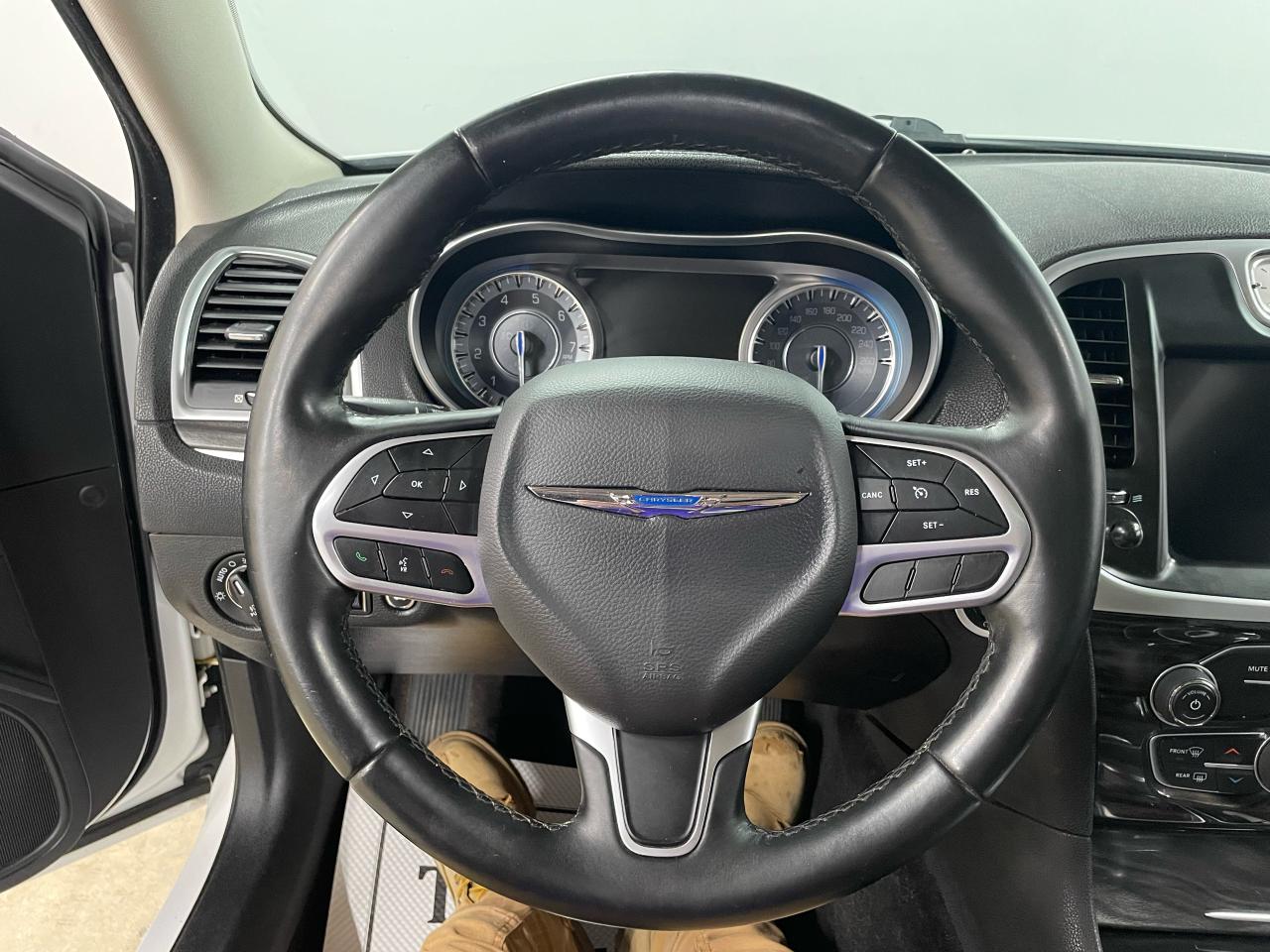 2017 Chrysler 300 4dr Sdn Touring RWD Photo29