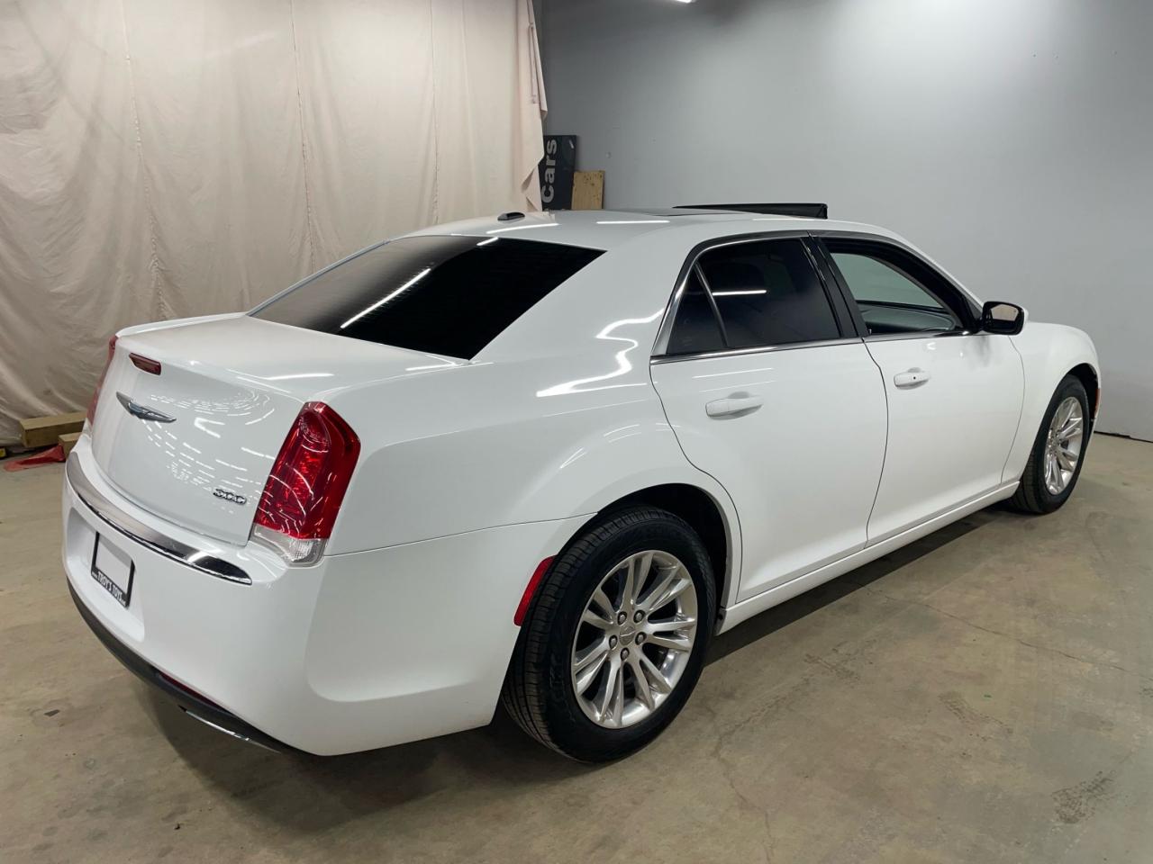 2017 Chrysler 300 4dr Sdn Touring RWD