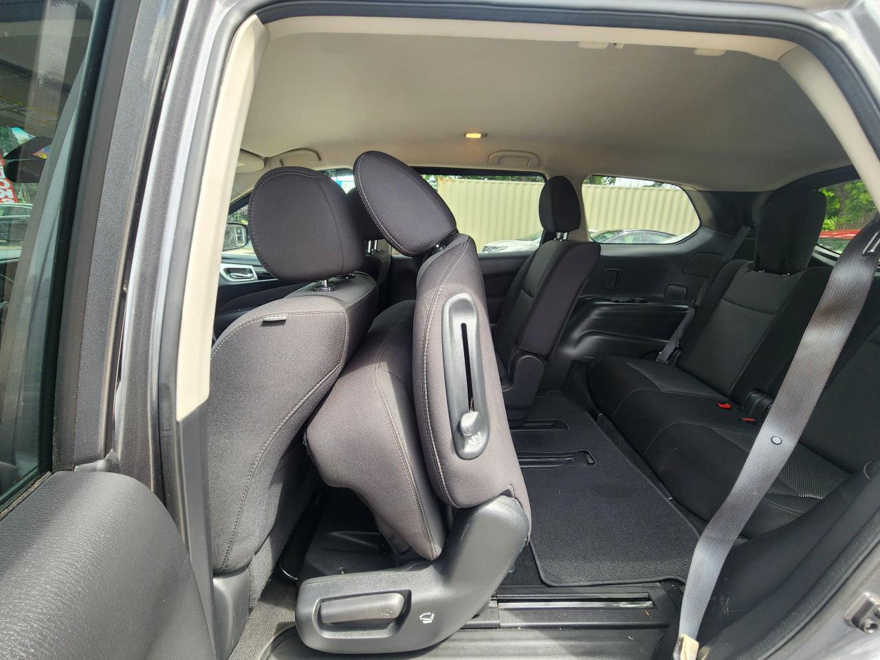 2017 Nissan Pathfinder 4WD 4dr SV l Clean Carfax l No accidents - Photo #18