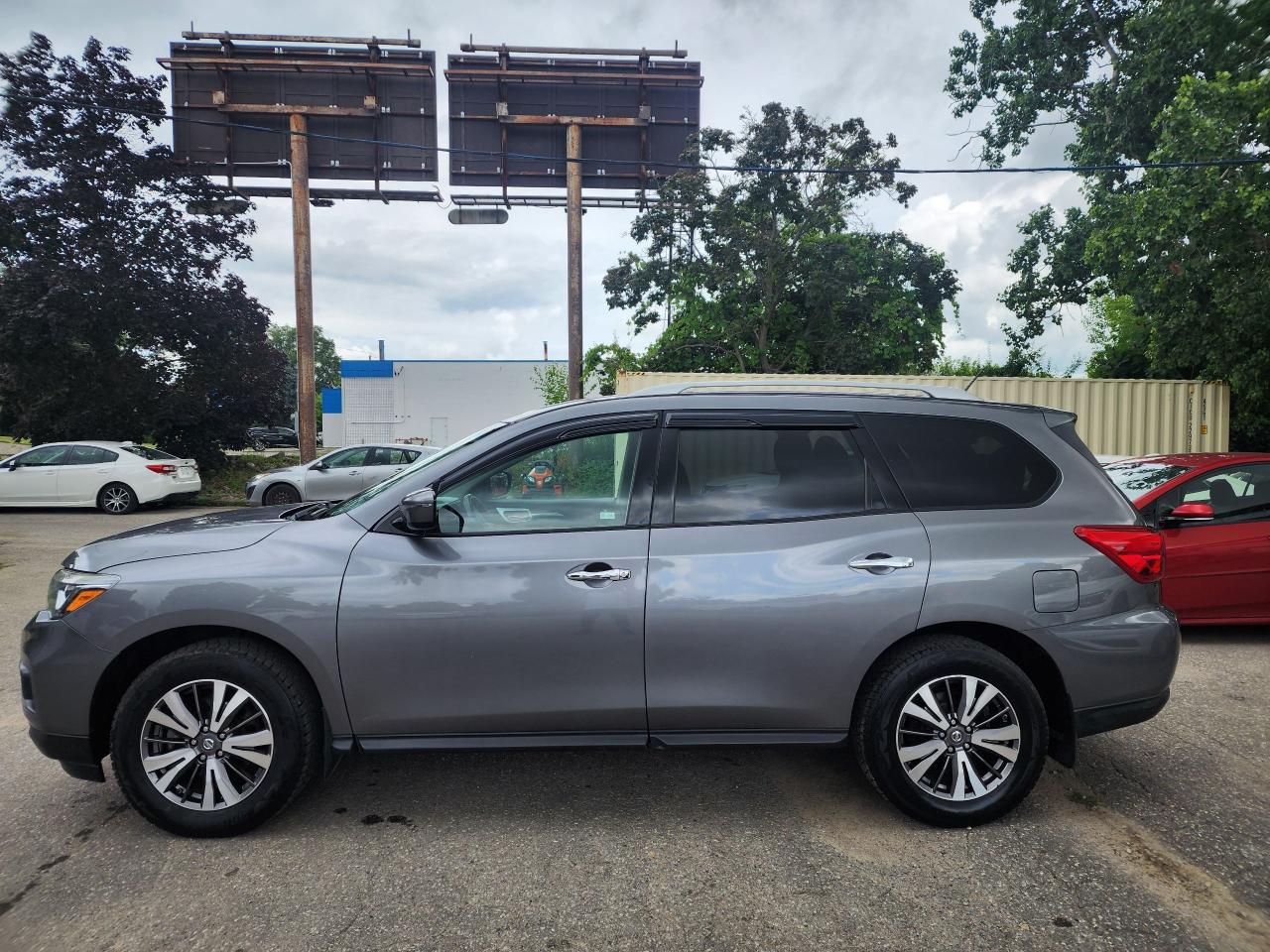 2017 Nissan Pathfinder 4WD 4dr SV l Clean Carfax l No accidents Photo3