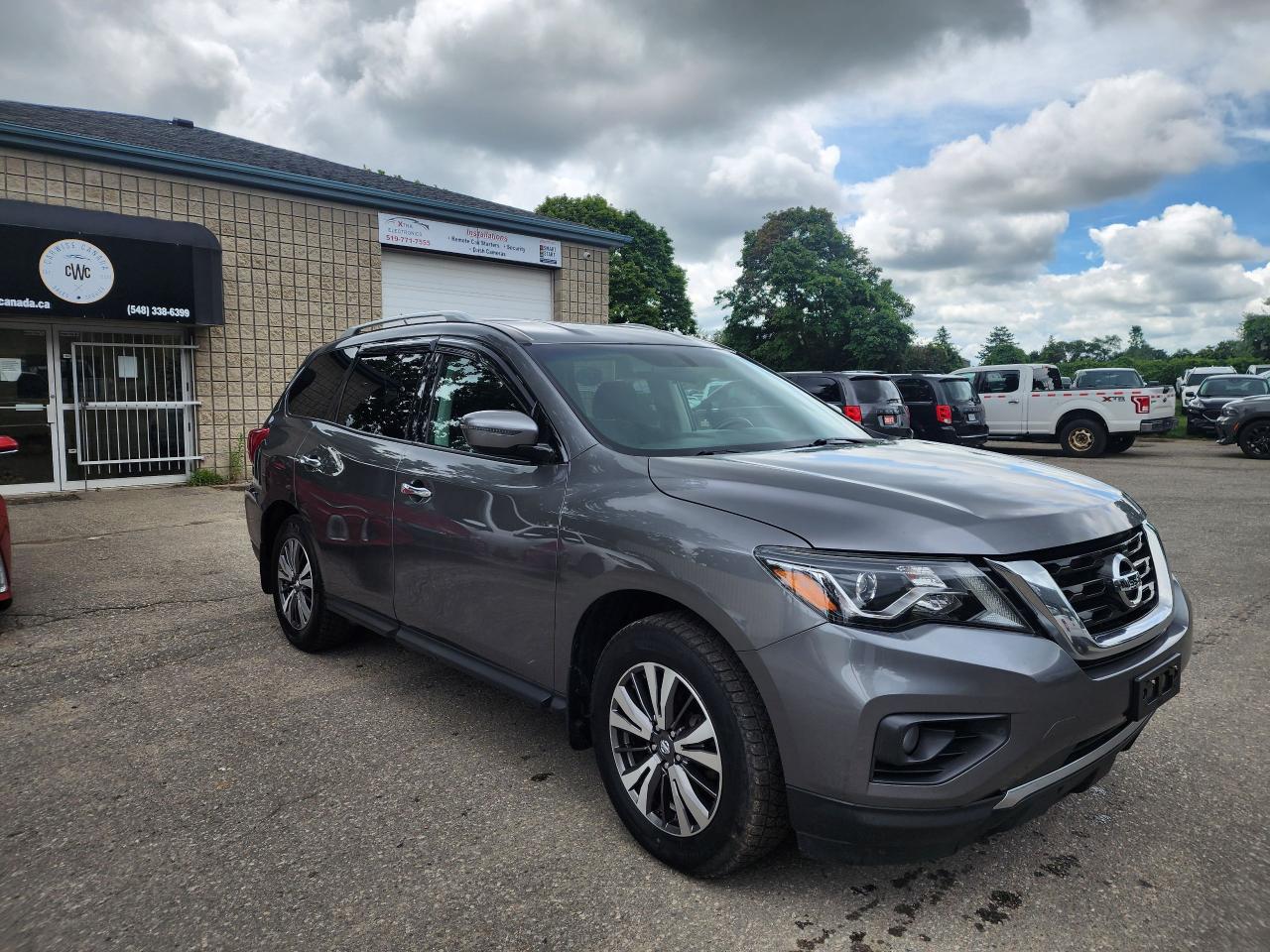 2017 Nissan Pathfinder 4WD 4dr SV l Clean Carfax l No accidents Photo2
