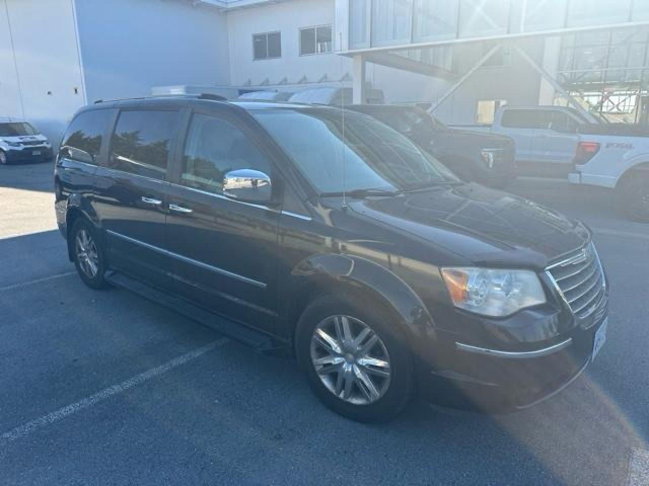 2009 Chrysler Town & Country Limited - Photo #2