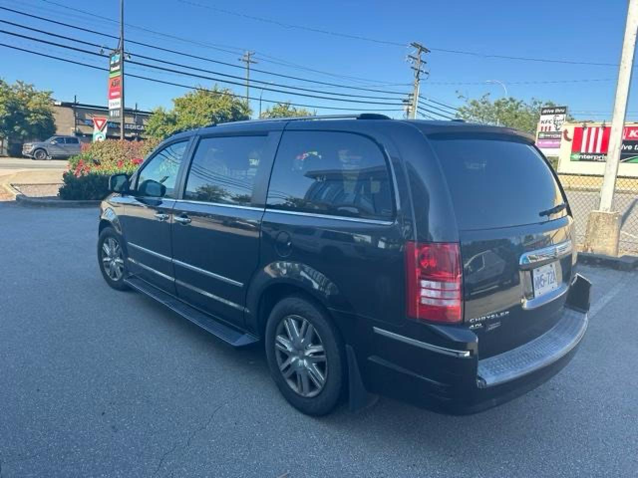 2009 Chrysler Town & Country Limited - Photo #4