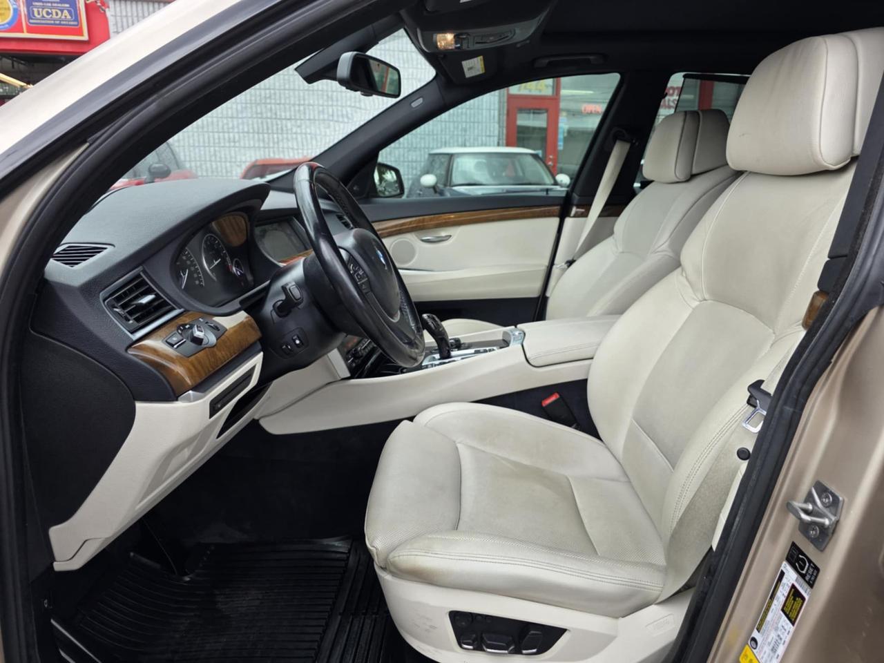 2011 BMW 5 Series 550i xDrive Gran Turismo Photo