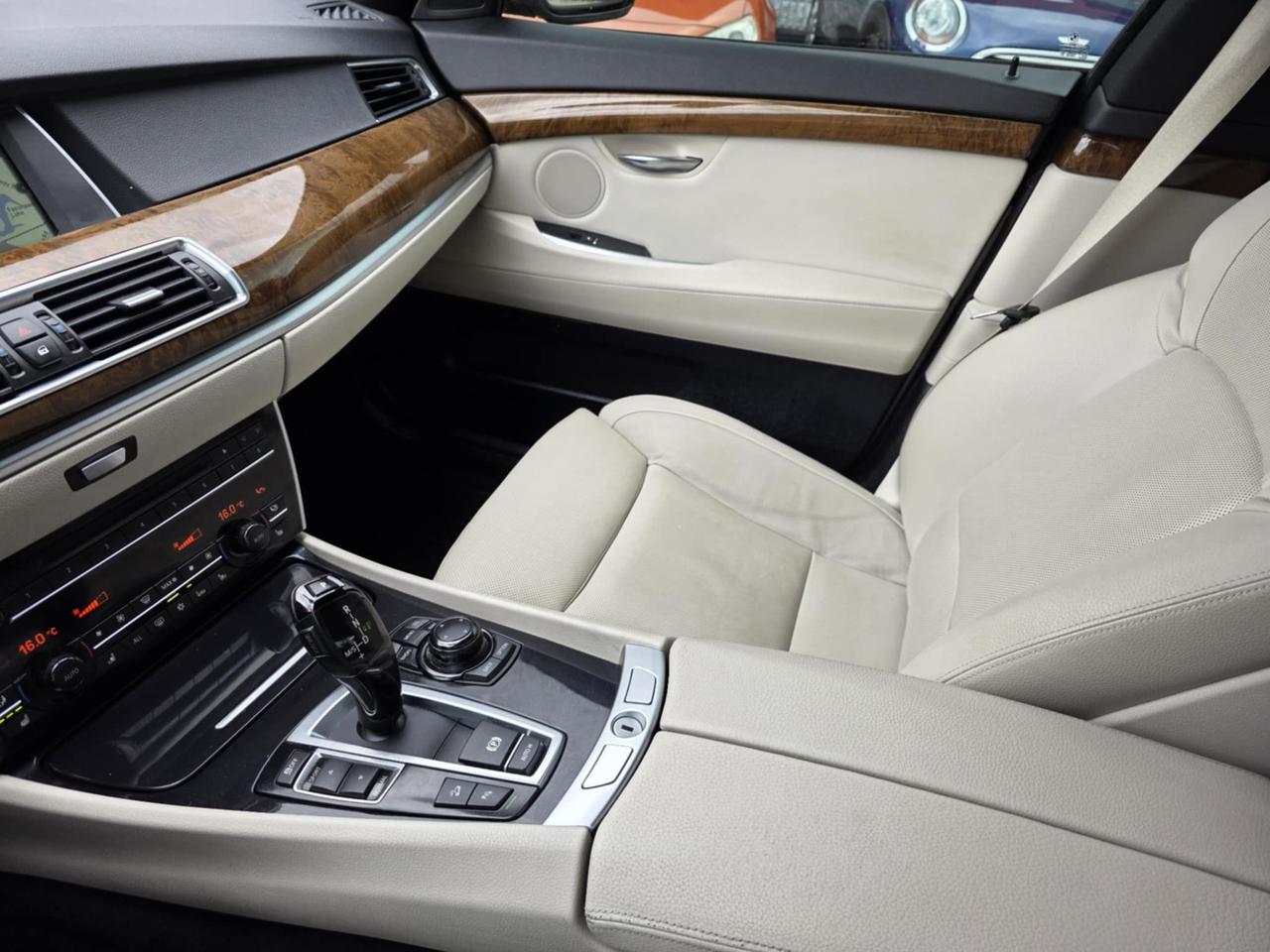 2011 BMW 5 Series 550i xDrive Gran Turismo Photo