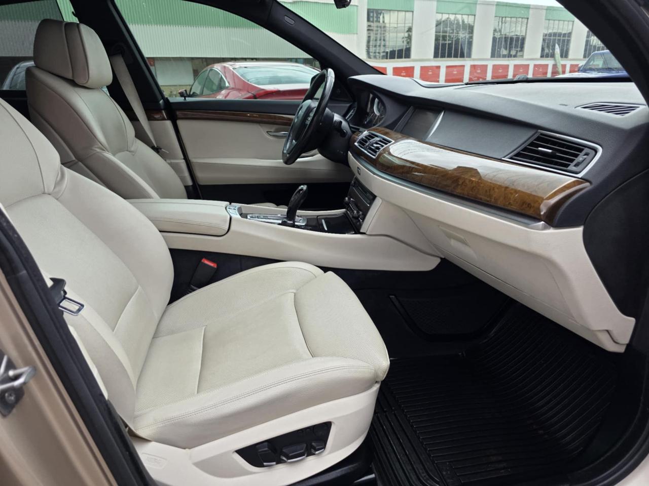 2011 BMW 5 Series 550i xDrive Gran Turismo Photo