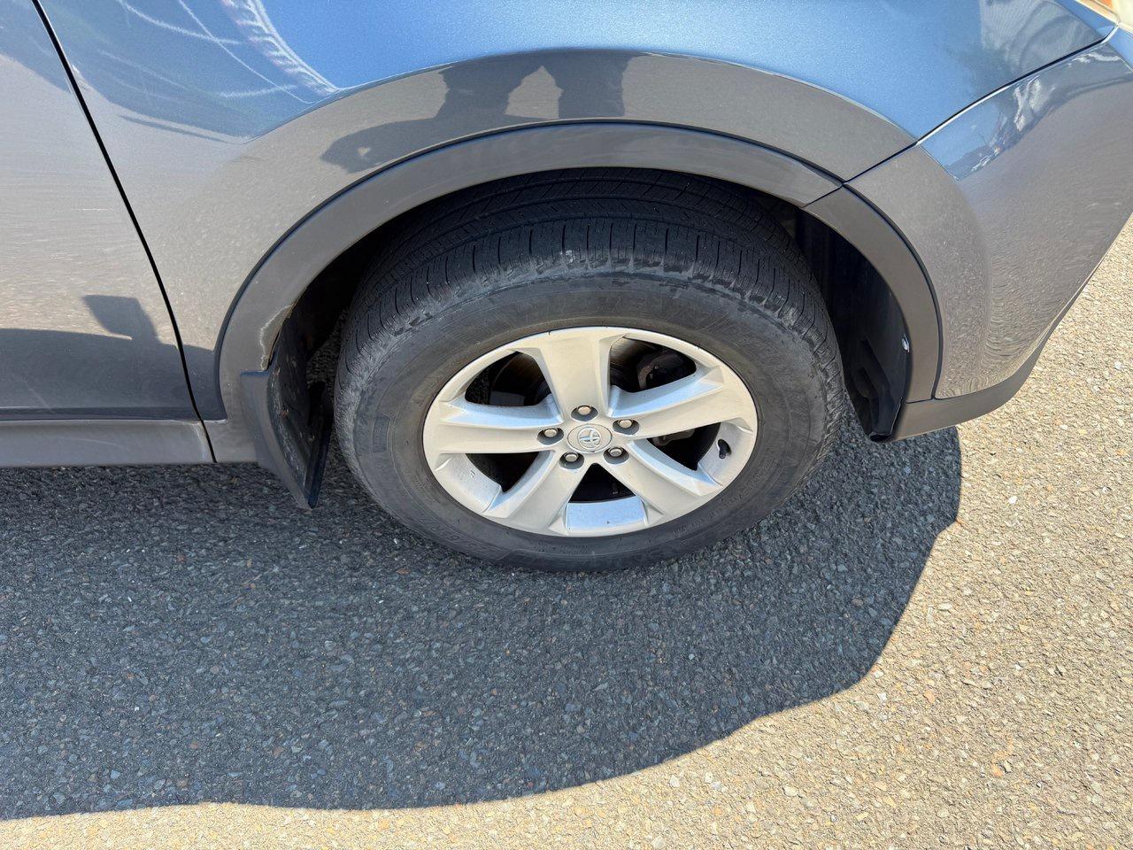 2014 Toyota RAV4 XLE Photo3