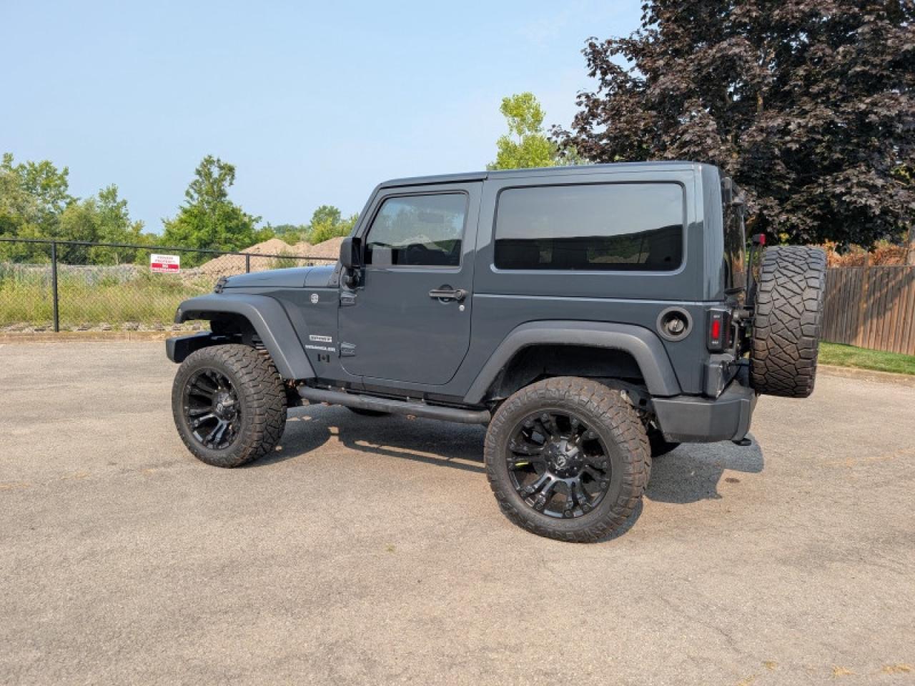2017 Jeep Wrangler Sport  **VERY LOW MILEAGE** Photo2