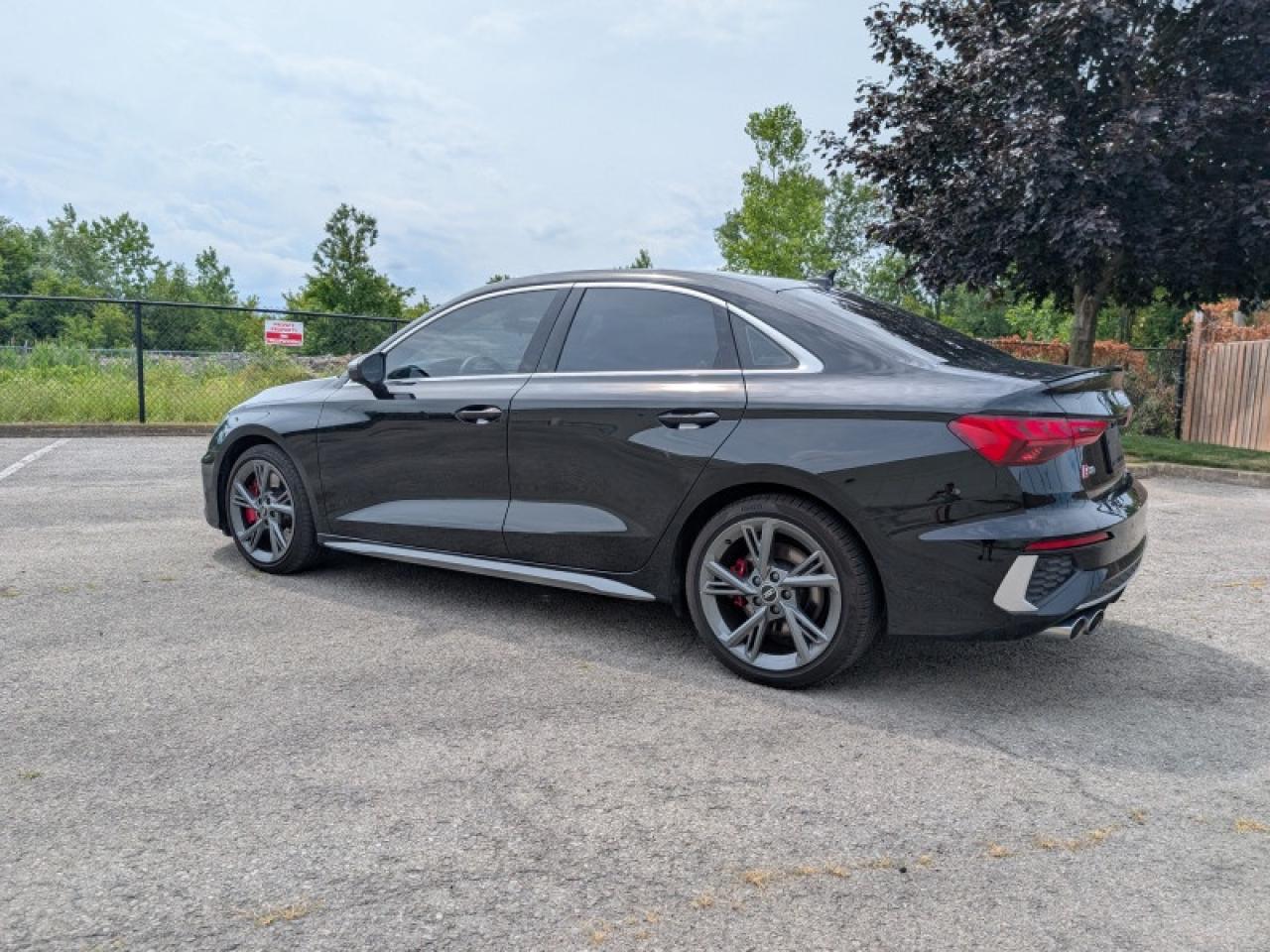 2022 Audi S3 Sedan 2.0 Komfort  **LOW KMS - SUNROOF** Photo2