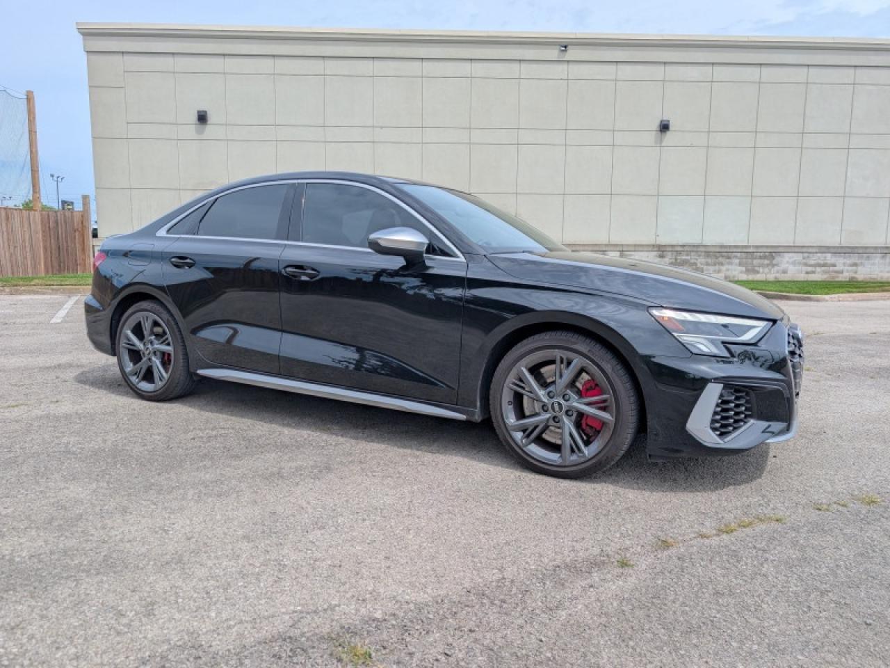 2022 Audi S3 Sedan 2.0 Komfort  **LOW KMS - SUNROOF** Photo