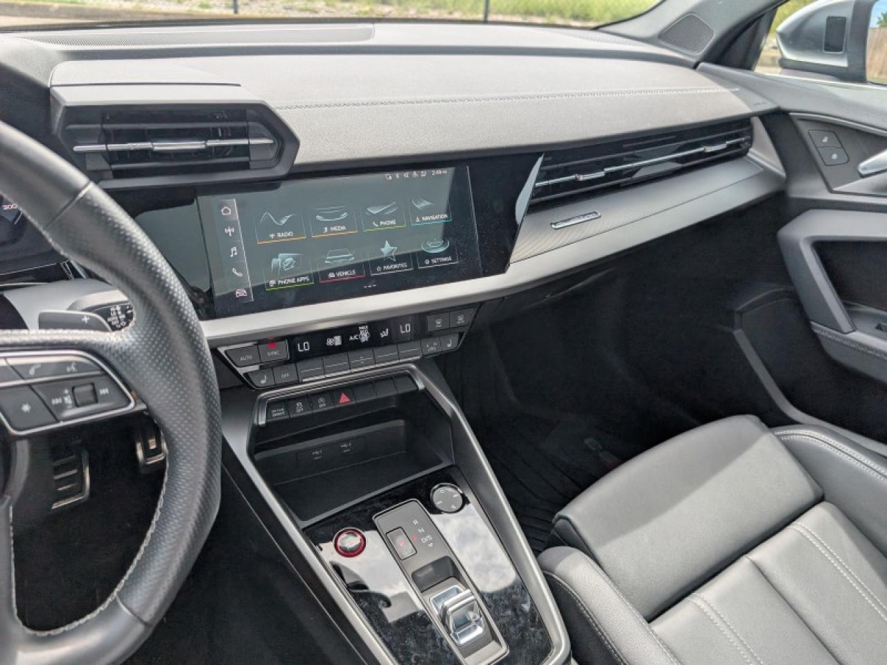2022 Audi S3 Sedan 2.0 Komfort  **LOW KMS - SUNROOF** Photo