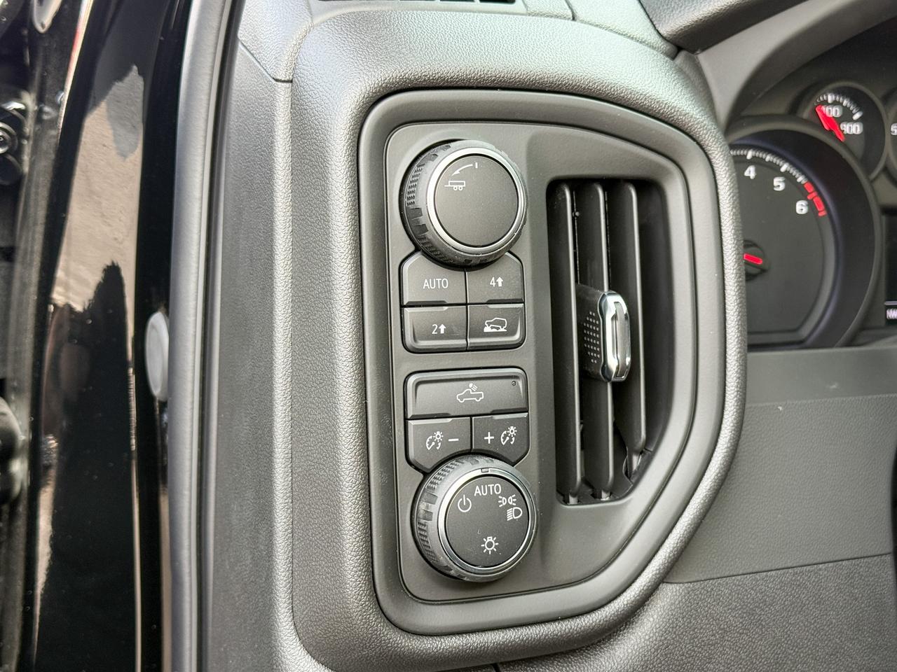 2025 Chevrolet Silverado 1500 Work Truck 2.7L 4 CYL WITH REMOTE ENTRY, HITCH GUIDANCE, TRAILER BRAKE CONTROLLER, HD REAR VISION CAMERA, ANDROID AUTO AND APPLE CARPLAY Photo