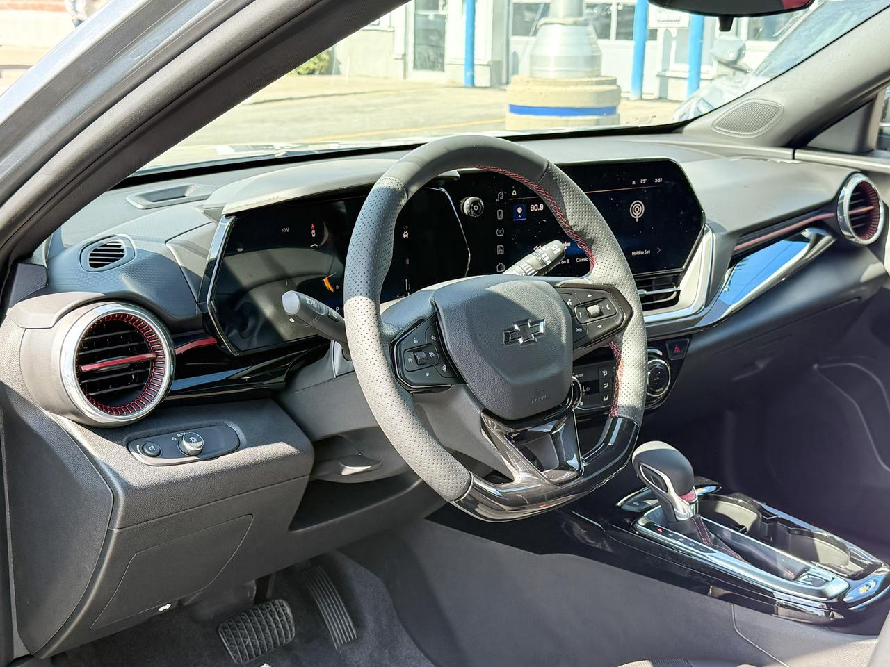 2025 Chevrolet Trax 2RS 1.2L 3 CYL WITH REMOTE START/ENTRY, HEATED SEATS, HEATED STEERING WHEEL, APPLE CARPLAY AND ANDROID AUTO Photo